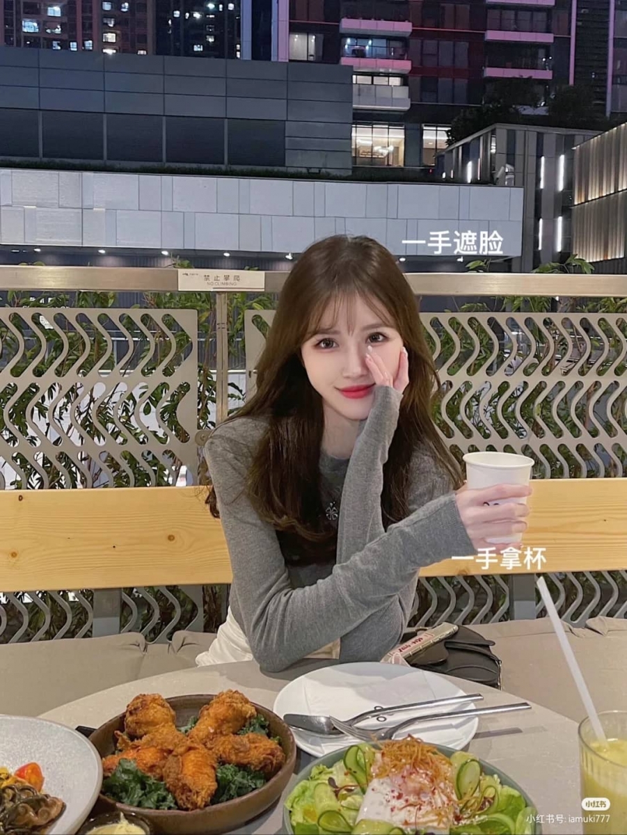 Pose 6、一手遮脸+一手拿杯