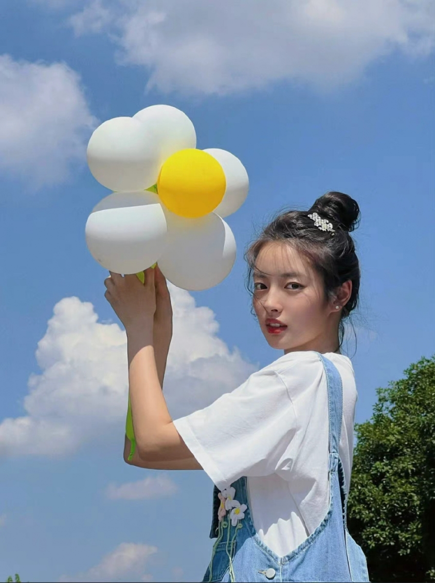 新人演员徐若晗表现也相当俏皮灵动，和前辈对戏一点都不露怯