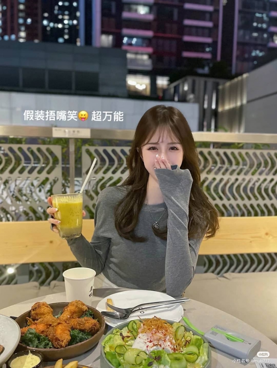 Pose 4、假装捂嘴笑