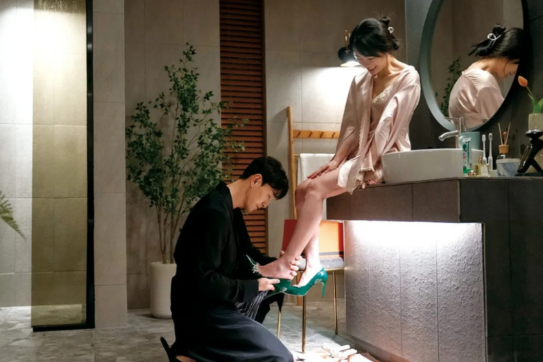 网友认为：这套洋装配上绿鞋很合理