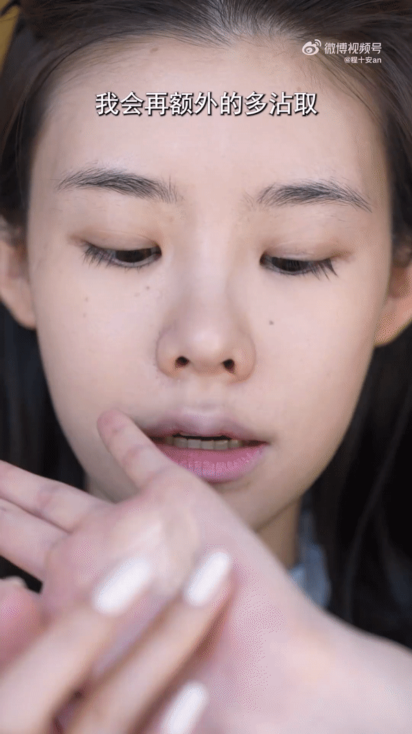 Point 3:在毛孔粗大的地方打圈补涂粉底液