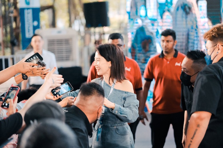 宋智孝走近粉丝，和粉丝互动