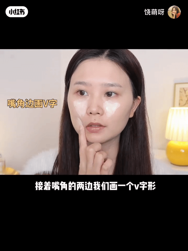 在嘴角的两边分别画一条斜线,形成一个 V 字形