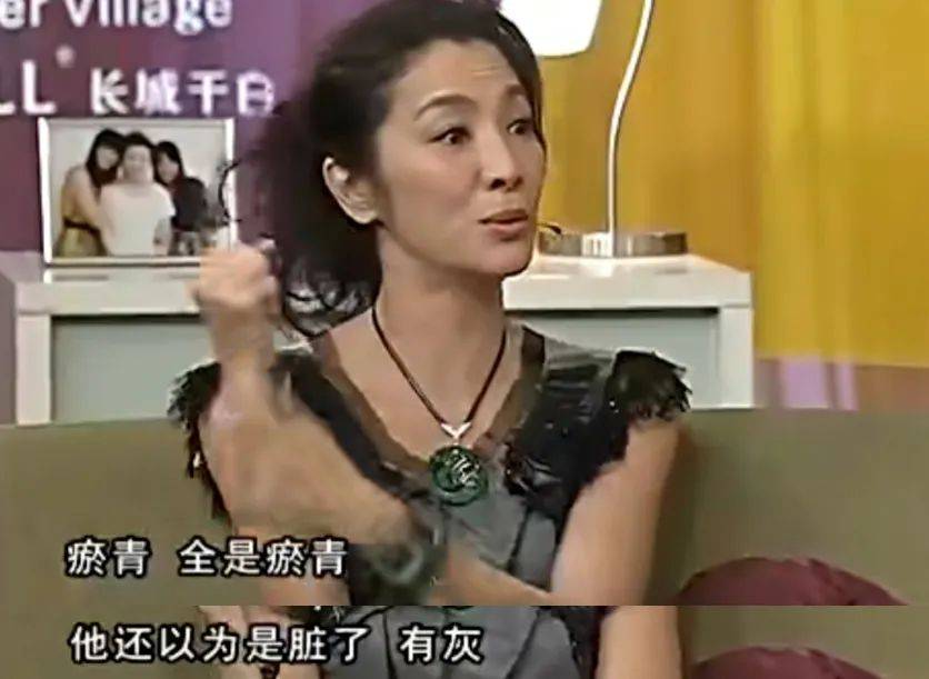 她拍了一整天的打戏,手臂全黑,导演以为是脏了,还想把她掸灰,没想到那些都是她手上的淤青