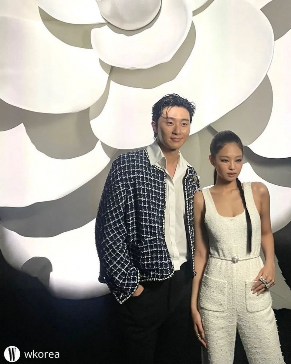 帅气挡在 Jennie 面前