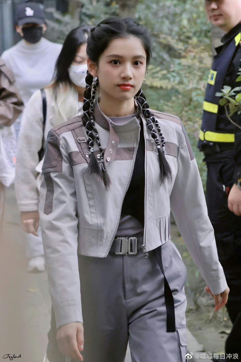 张婧仪麻花辫造型超青春