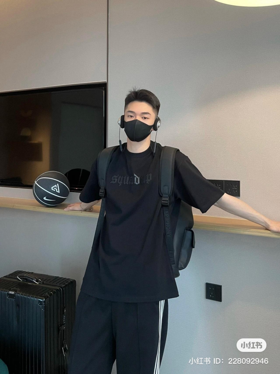 对自己的着装要求是非常高,十分的有品味