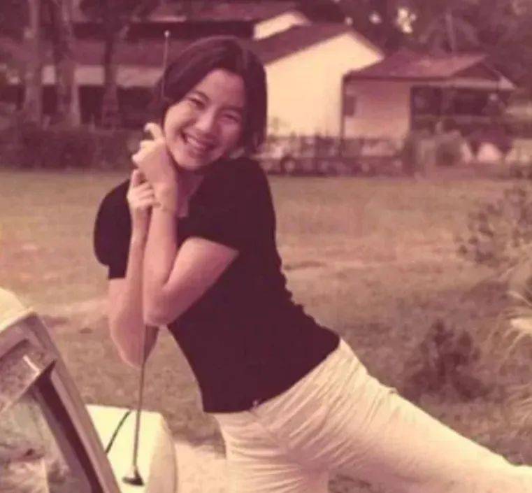 她在少女时期其实是一名芭蕾舞者,还拥有英国皇家舞蹈学院戏剧舞蹈专业的学士学位呢~