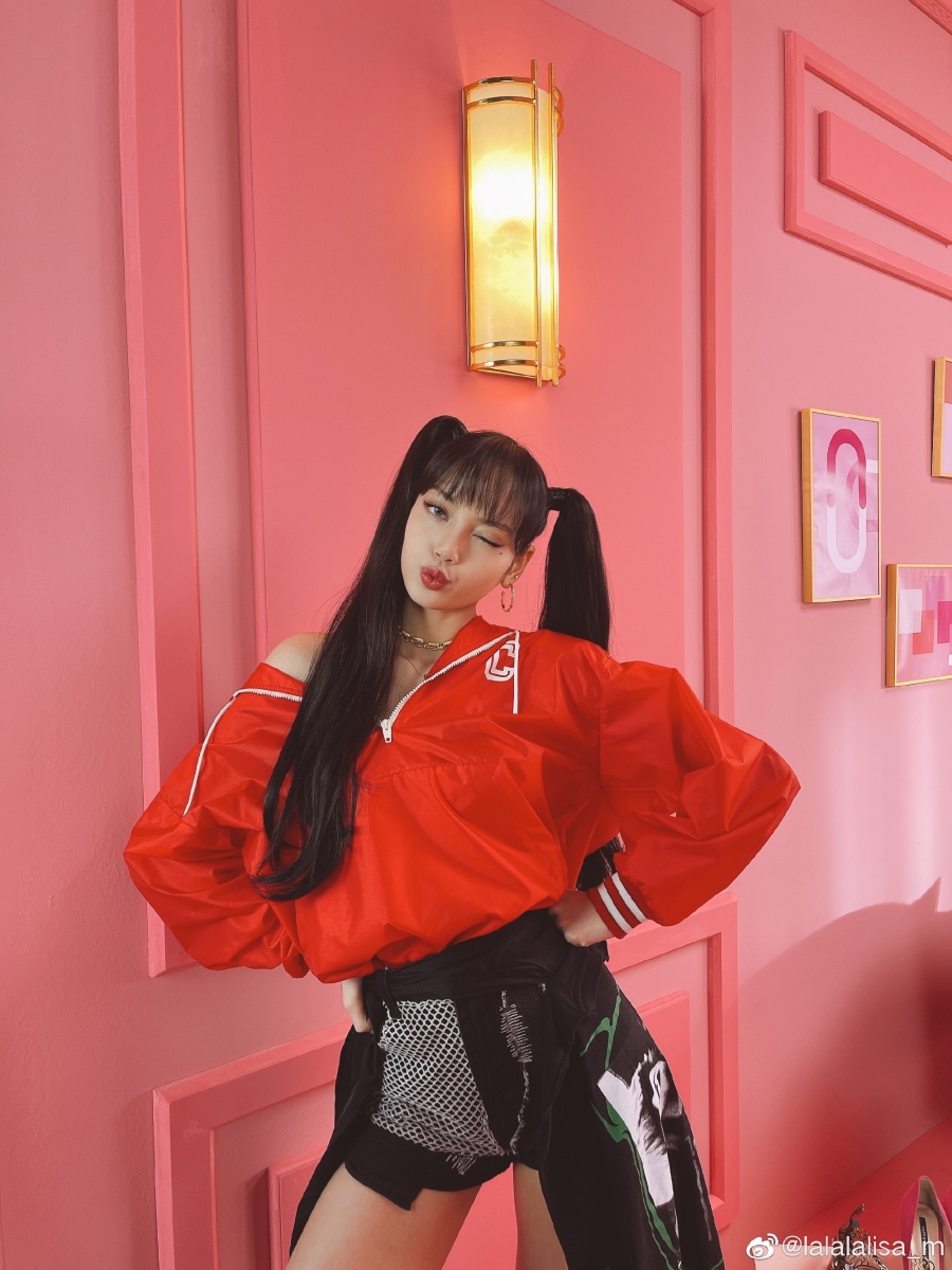 LISA 凭着高颜值的外貌和舞蹈硬实力圈粉无数