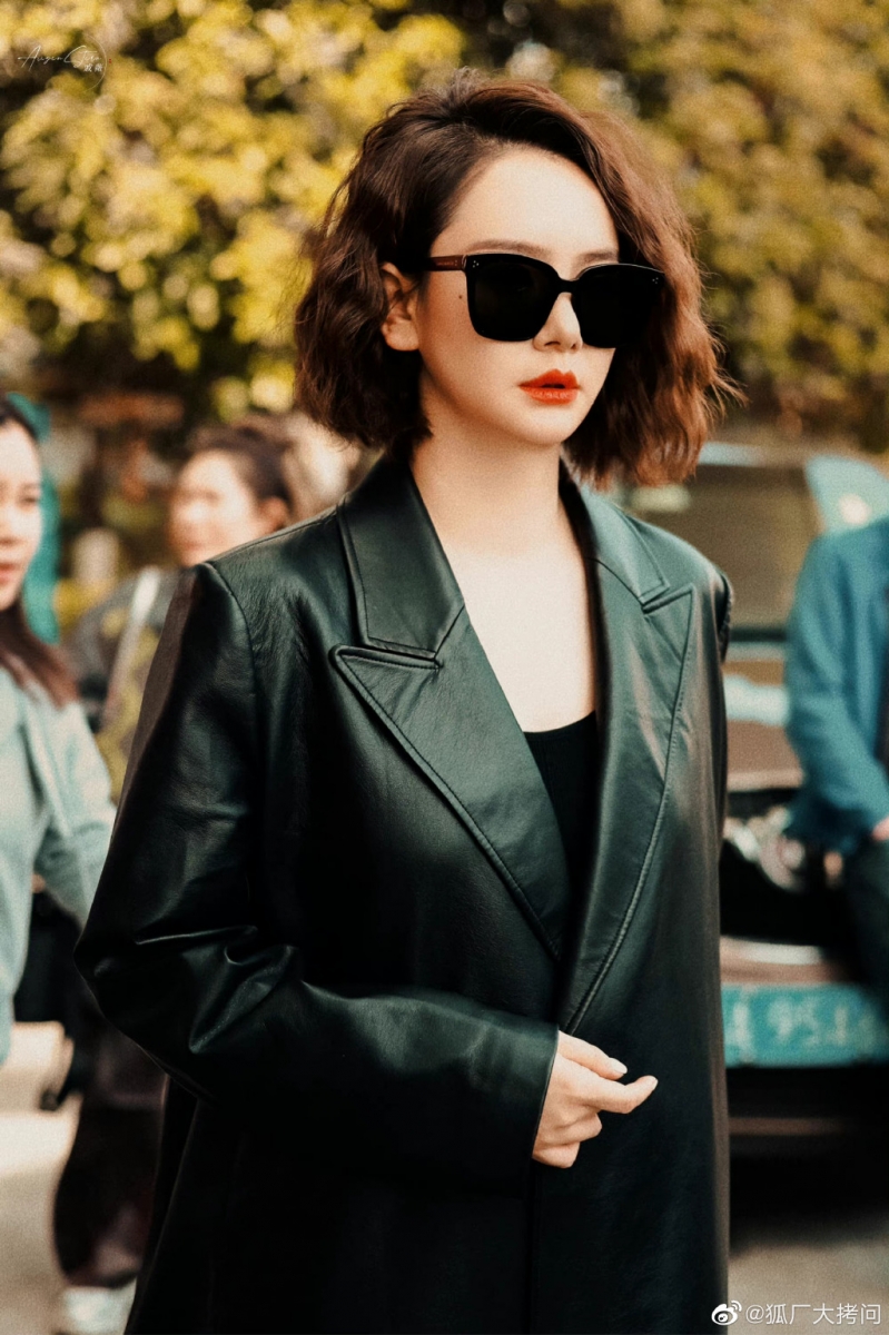 戚薇造型简直令人梦回《大侦探》里的「戚只笔」~