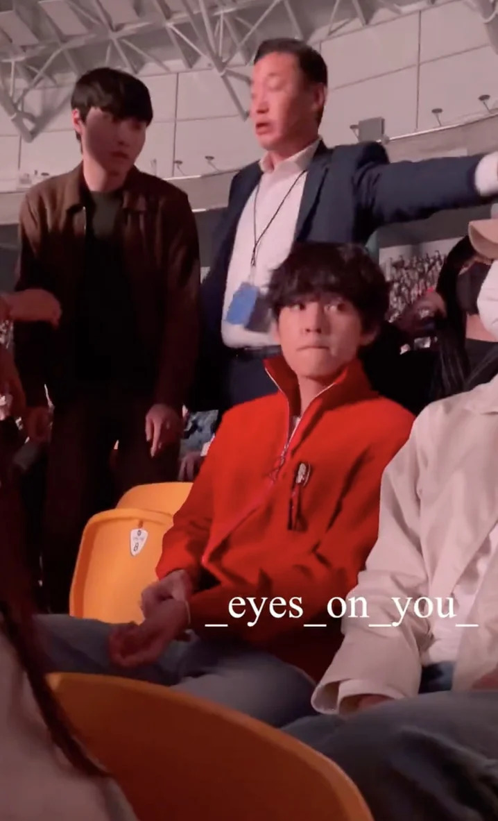 V被粉丝拍下未修图的影片也让人惊叹