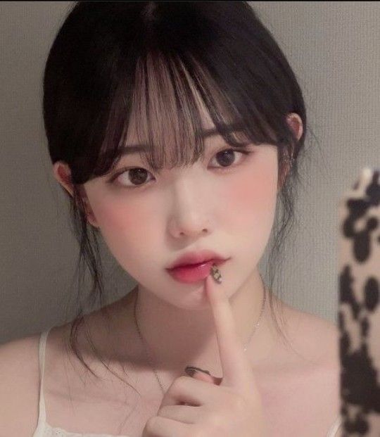 宽圆脸的女生如果只画底妆,不画修容,很容易显得脸“又大又平”