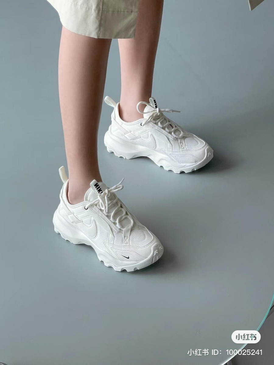 重点是鞋侧面的两个 Logo 都是用反光材质作