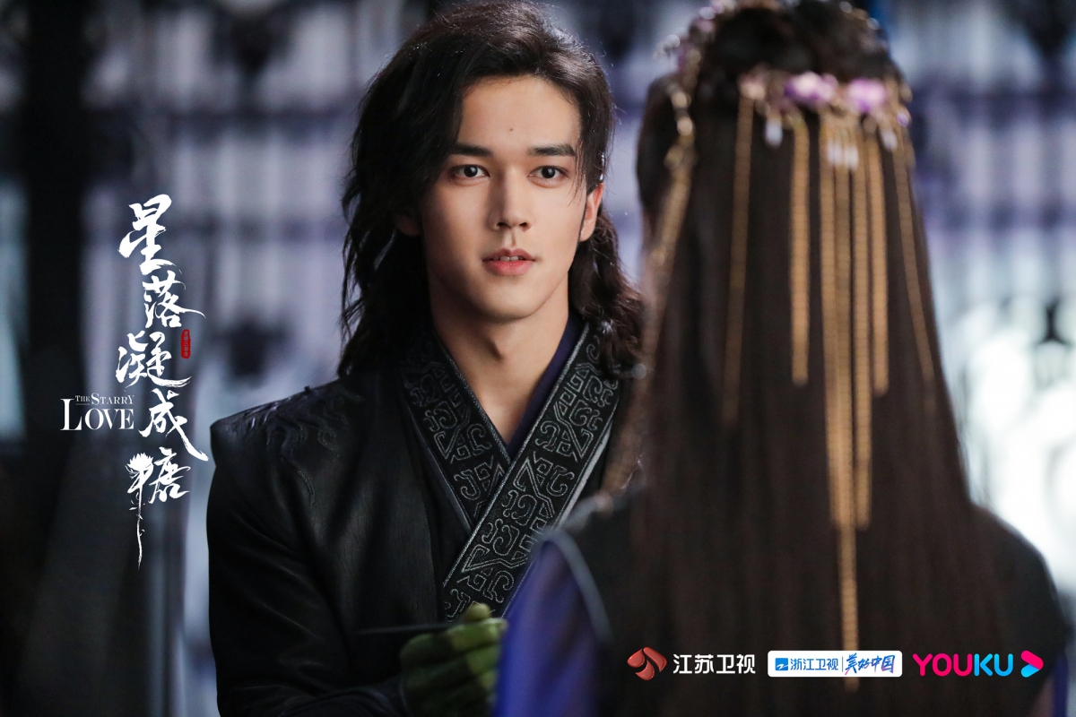 陈牧驰 186 cm 的大高个，魁梧的身材让他完美 hold 住「嘲风」这个角色