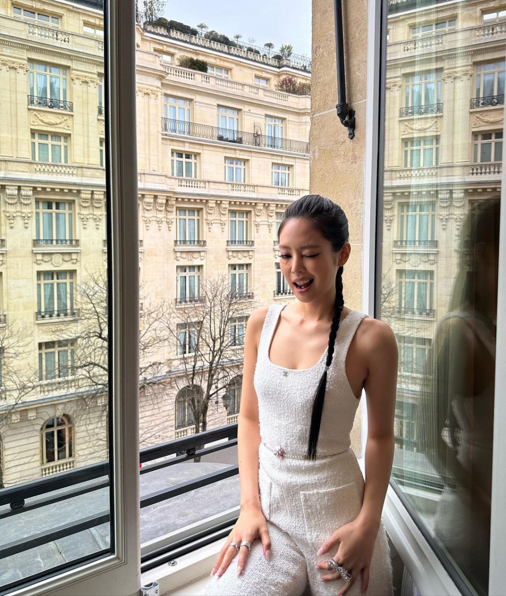 身穿Jennie 一袭经典的粗花呢绗缝连体裤