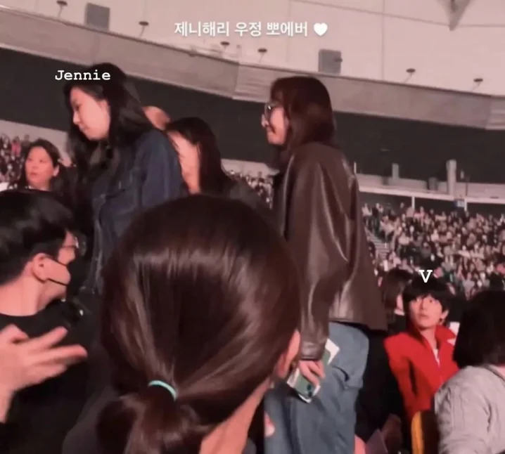 V的眼神互动也成为讨论焦点。