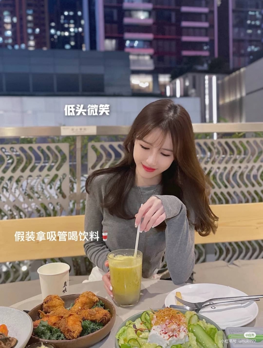 Pose 7、低头微笑+假装拿吸管和饮料