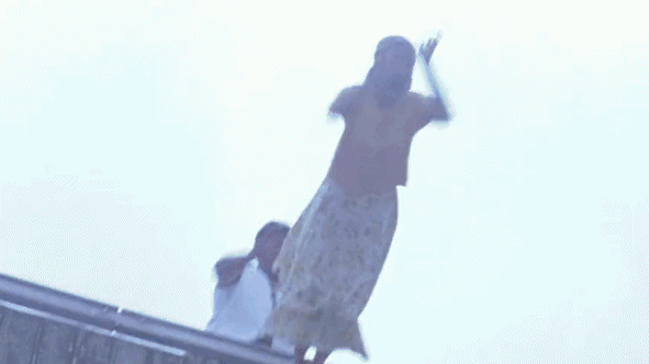 她从几十米的高桥纵身跃下,动作不幸偏差,让她两条腿几乎 90 度弯折,肋骨断 3 根,险些瘫痪