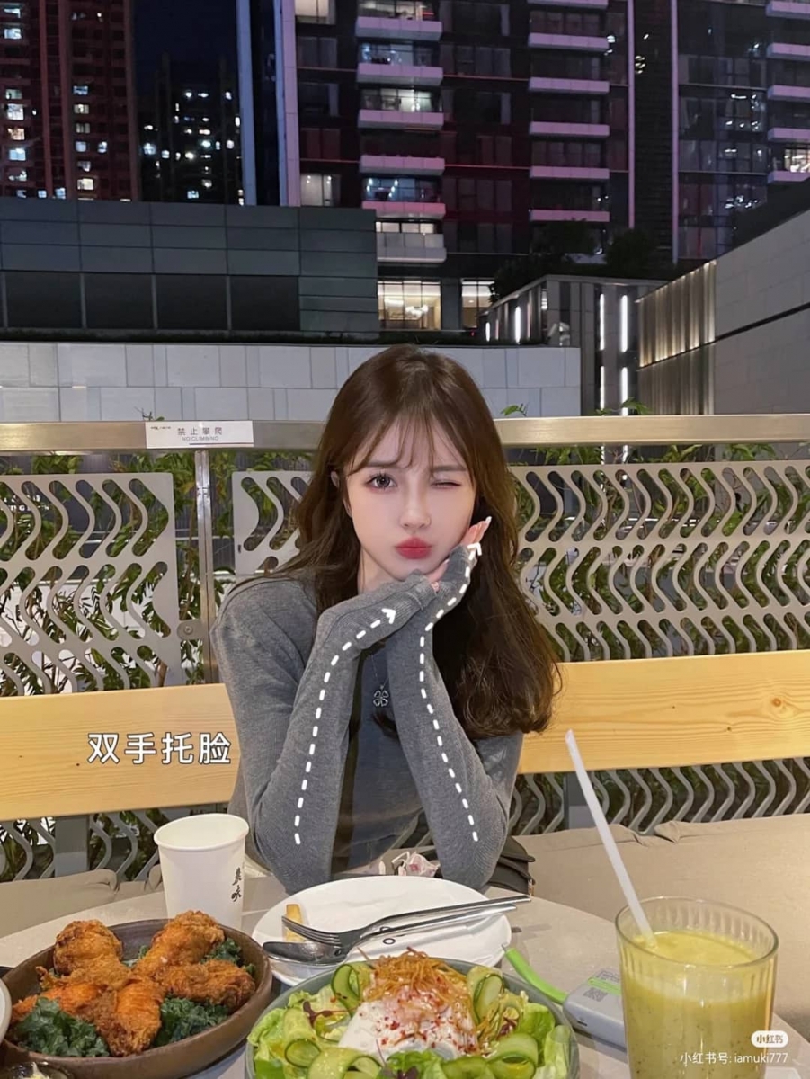 Pose 3、双手托脸