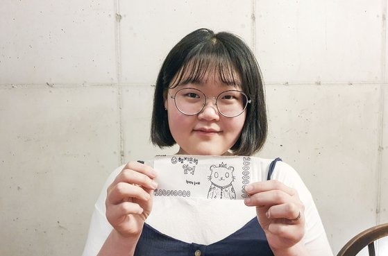 她 DIY 一张「1 亿韩元」的卡通支票,存放在钱包里,激励自己时时刻刻都要朝着目标前进