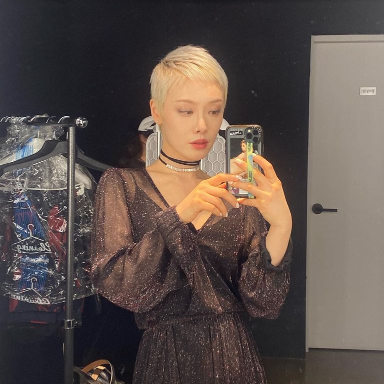 现在戏外也留着一头帅气金色短发亮相