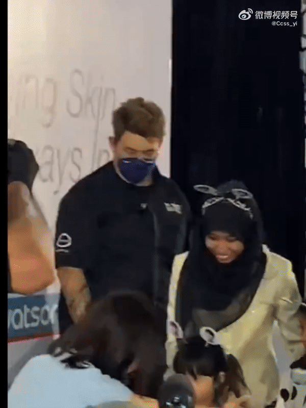 宋智孝拥抱小女孩