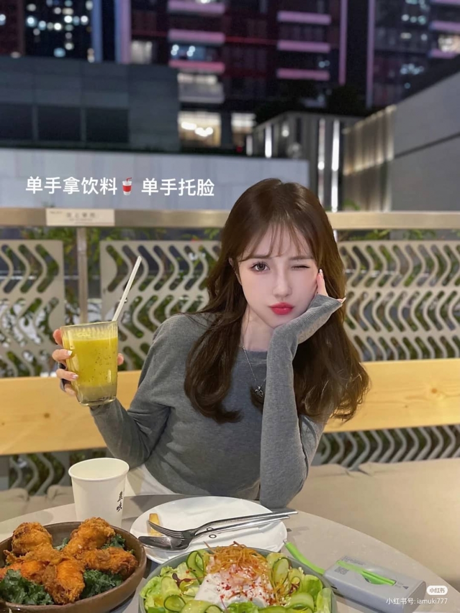 Pose 1、单手拿饮料+单手托脸