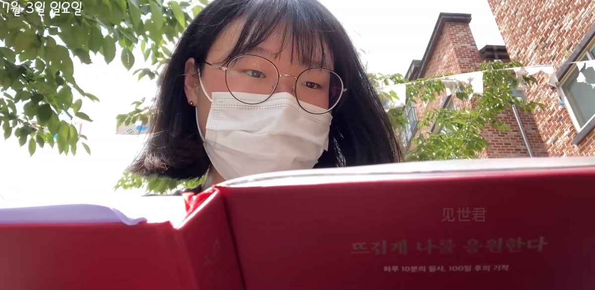 这位名叫「郭智贤」的女生被誉为“韩国最省钱女生”,她在省钱方面的决心和毅力让很多年轻人都自惭形秽