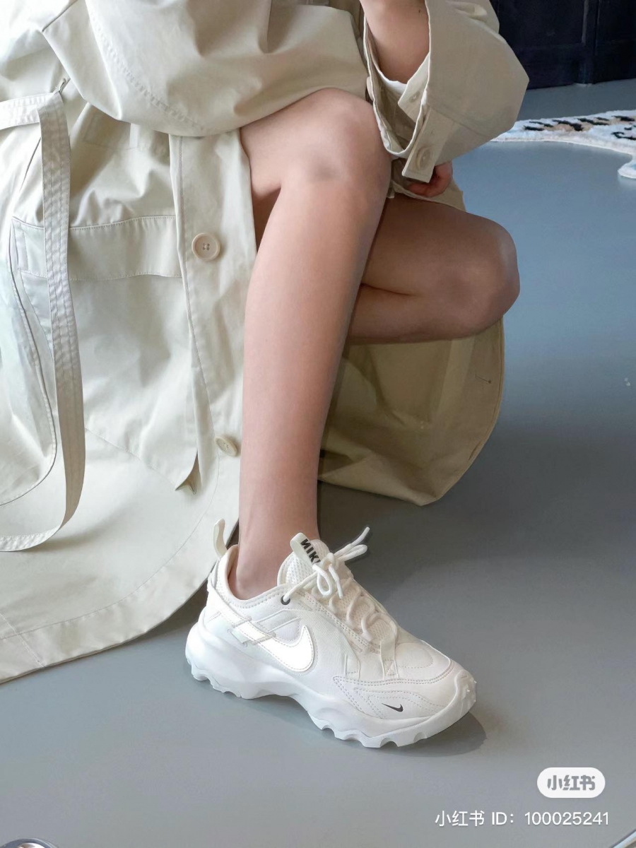 比起全白色更加的柔嫩少女