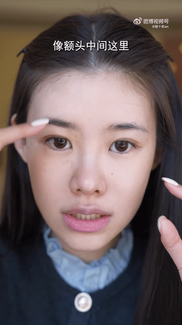 Point 2:粉底液涂在面中、下巴、额头、鼻背