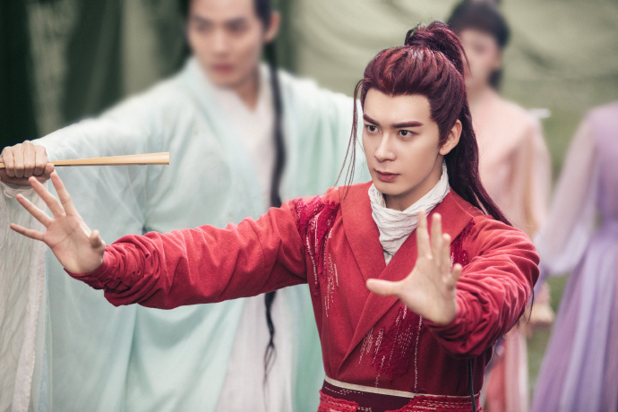 他在《星落凝成糖》再次突破自己，分饰 4 个不同性格的角色，有社恐的、憨憨的、财迷的、风流的，证明了自己的演技