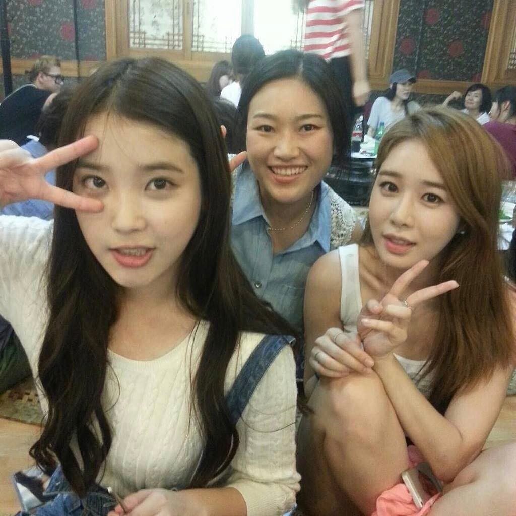 回想当初刚认识的情景,IU 满怀感激