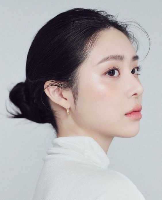 针对「短圆脸」的脸型,学习如何正确上高光吧!