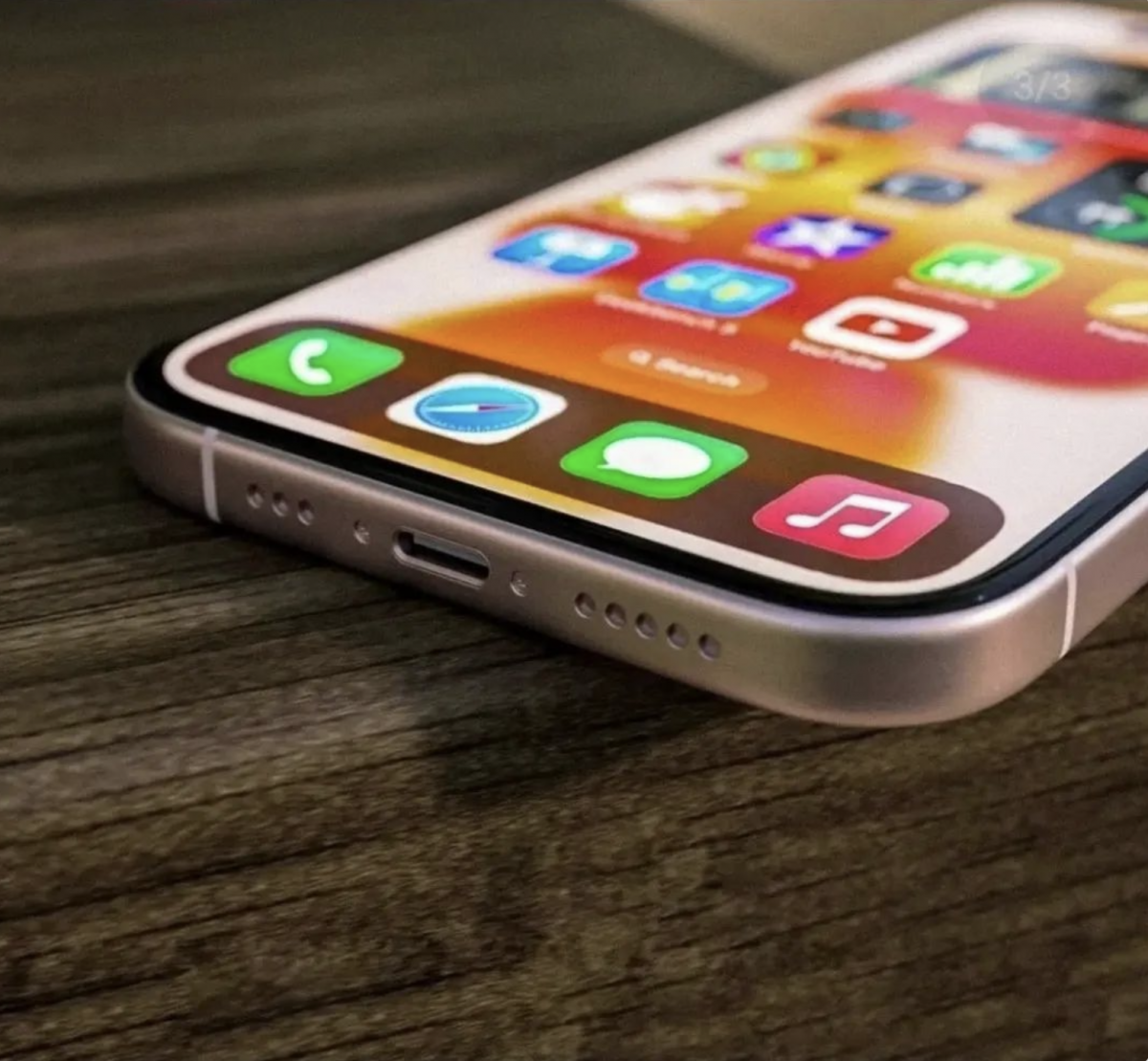 采用 USB-C 接口和固体按键