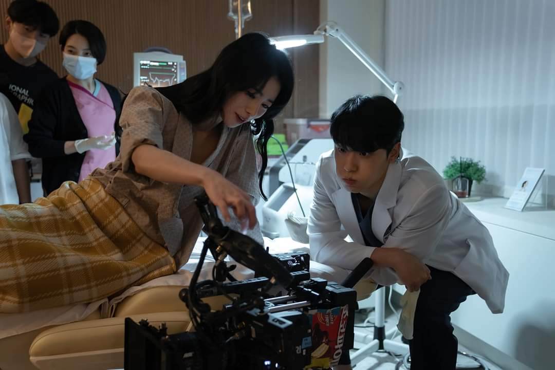 当初《黑暗荣耀》剧组公开演员花絮照时,就有网友“嗅”到了李到睍和林智妍之间的 CP 感