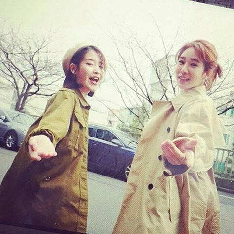 当时 IU 年纪很小,又对她说「一起玩吧!」