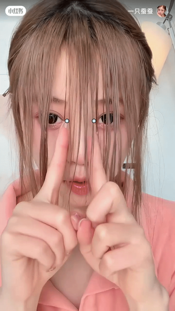 Step 3:对齐鼻尖剪一刀