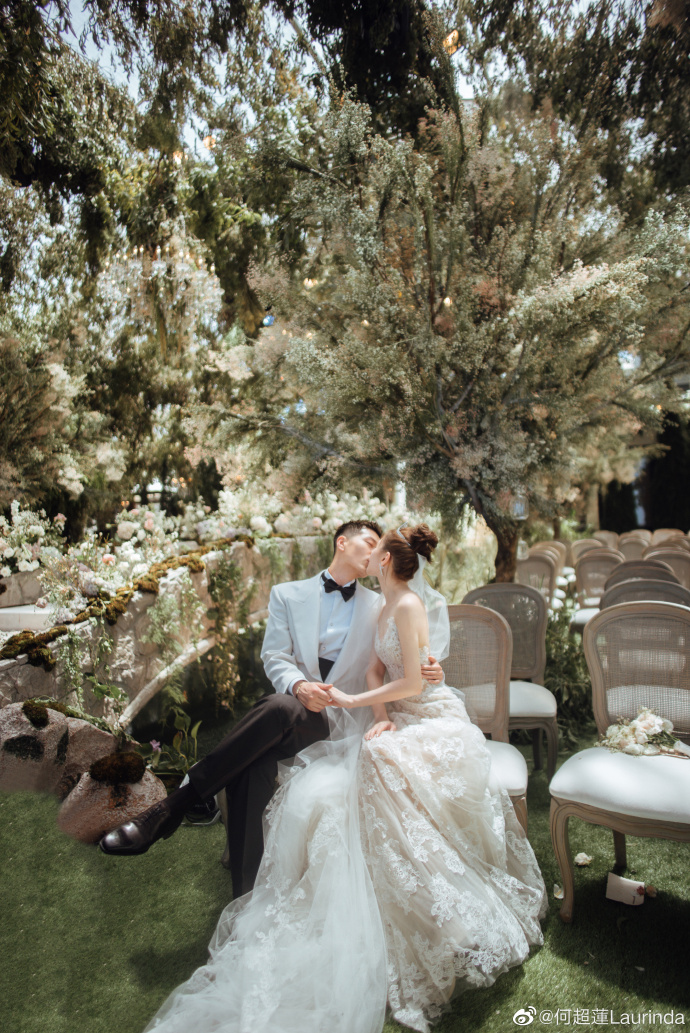 婚礼现场被布置得宛如仙林秘境