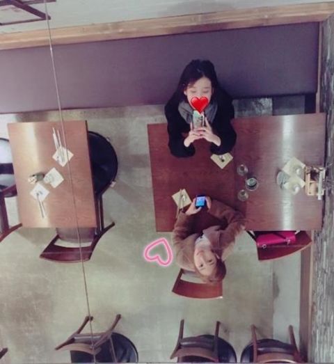 当时她想的是:「IU 怎么那么喜欢和我玩?」