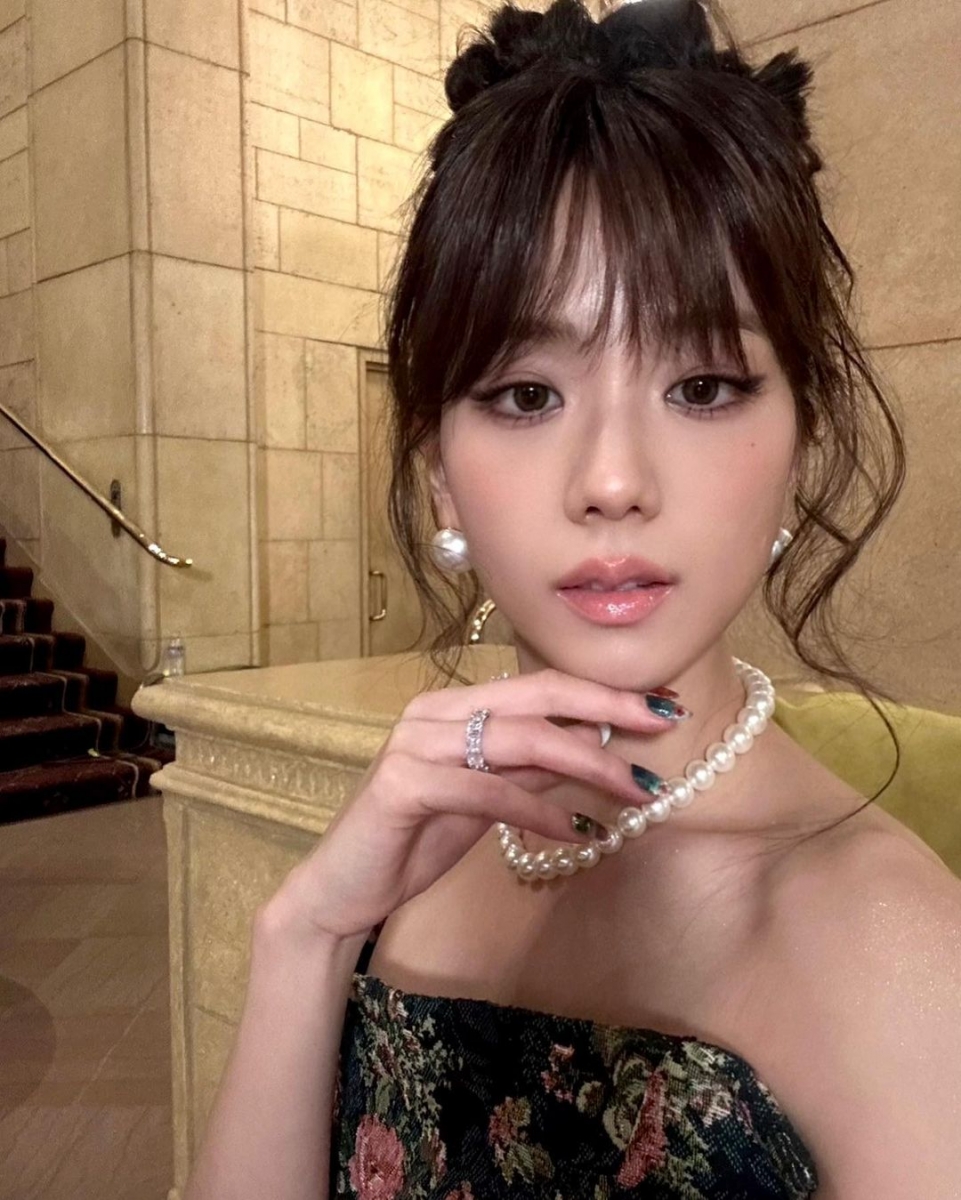 Jisoo 在 MV 里扎的这个丸子头,不仅让头型显得饱满,还能有效修饰脸型