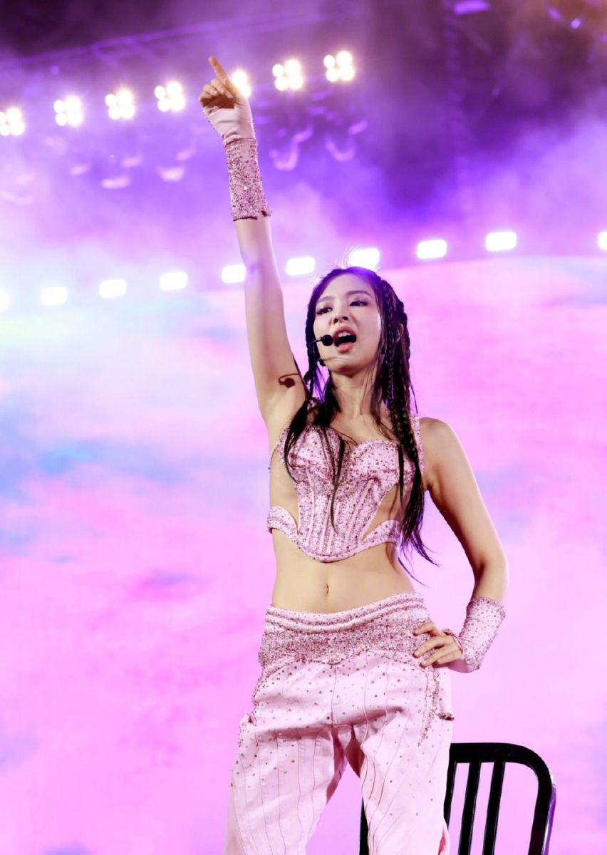 Jennie 服装的尺度最为大胆