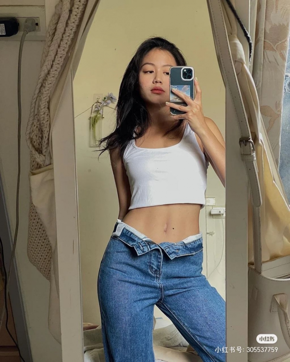 把裤头往外折，再搭配一件短版修身上衣