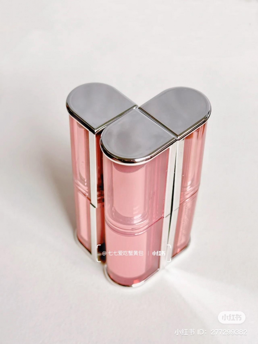 拼凑在一起就会形成爱心的形状