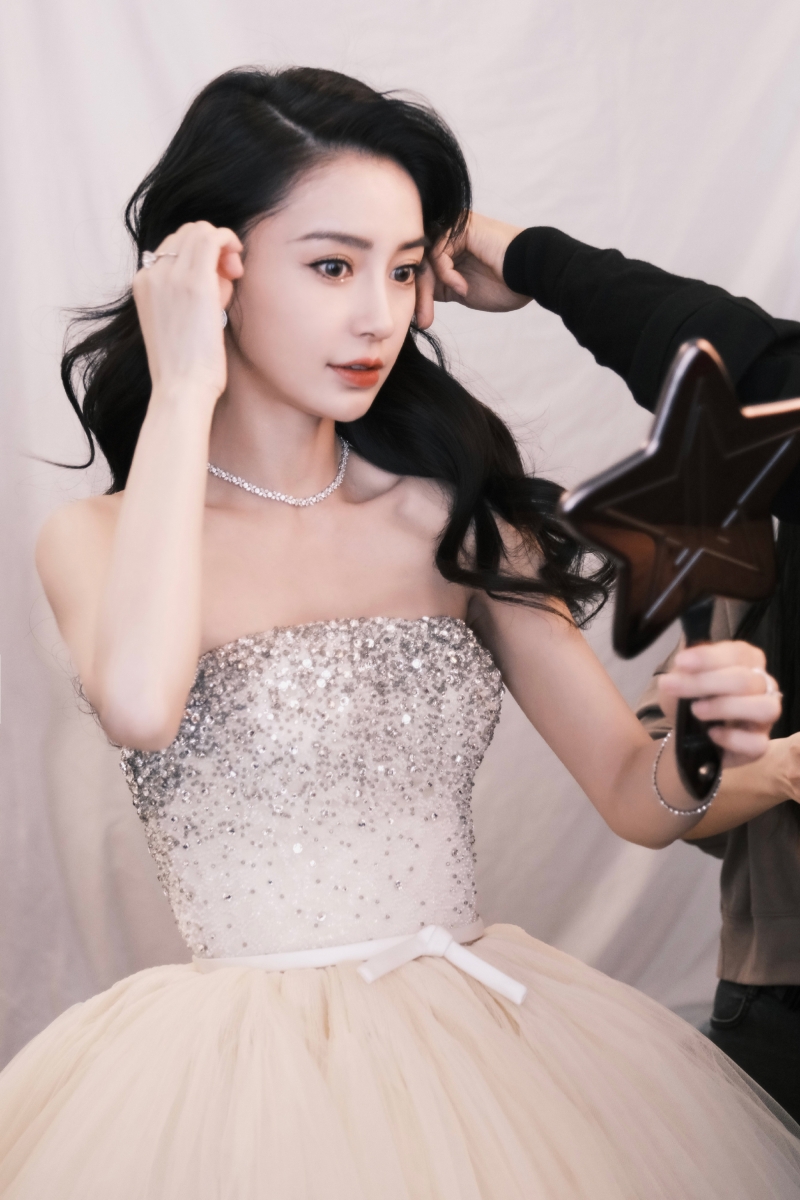 网友不满黄晓明蹭 Baby 热度