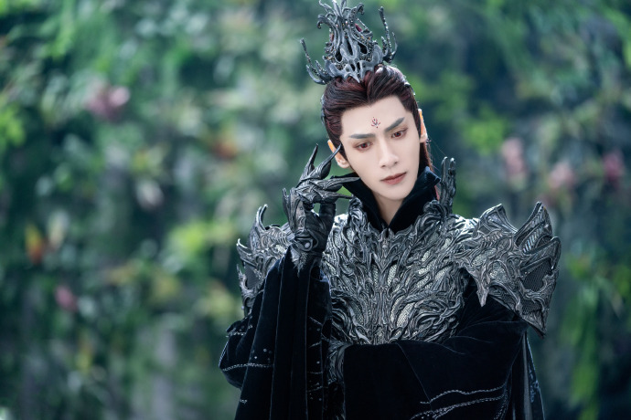 罗云熙在剧中一人分饰多角