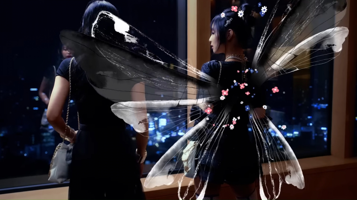 整个人宛如精灵一般,神秘、梦幻、难以接近,非常令人惊艳~