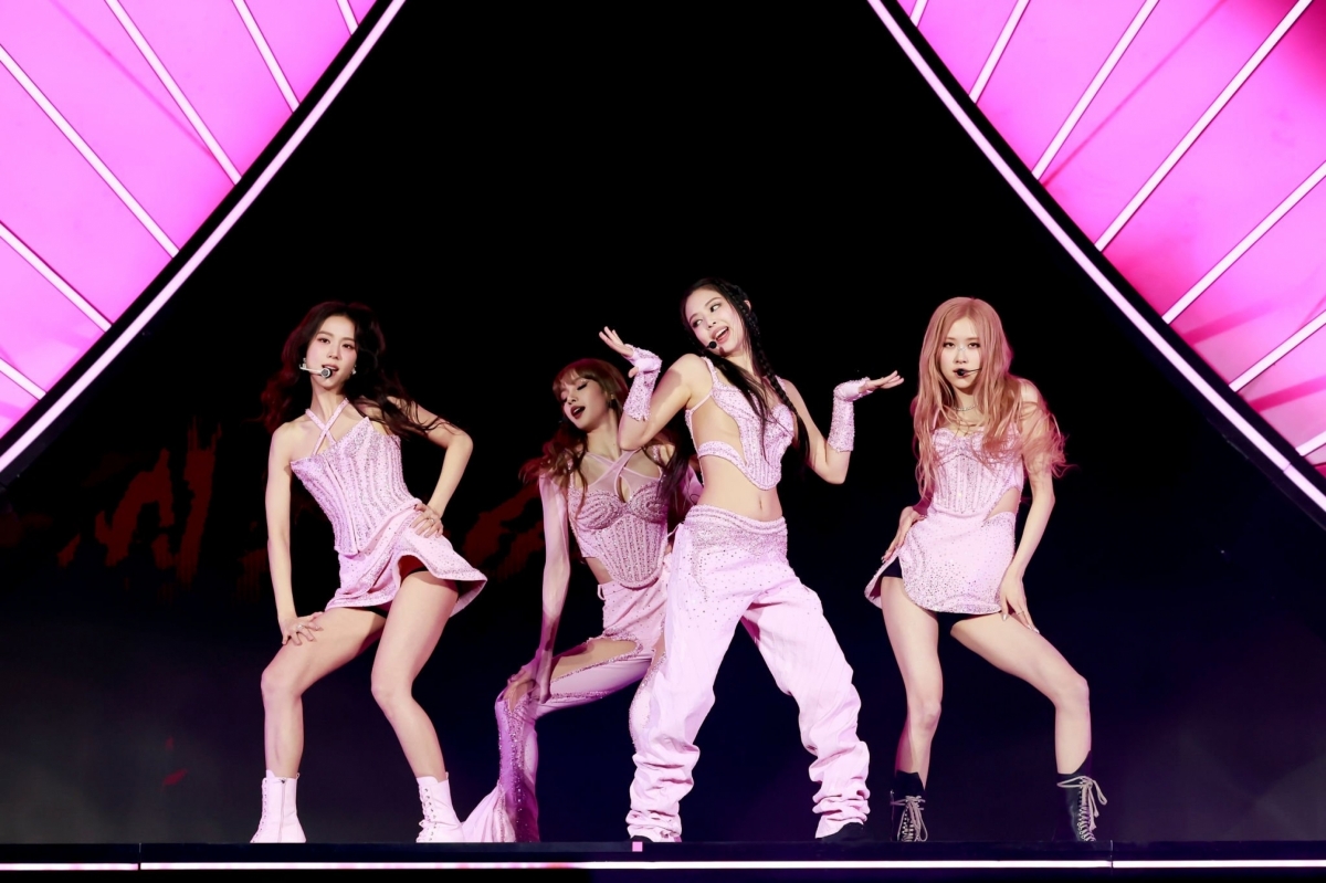 定制的粉色舞台服装非常火辣