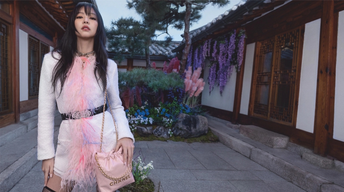 BLACKPINK Jennie 日前成为「Chanel 22」包款的全新形象广告代言人