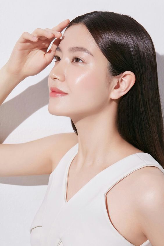 「三文治美白法」需要准备的“材料”有:一瓶美白精华、1~2 颗柠檬、蜂蜜、面膜纸/ 湿敷棉