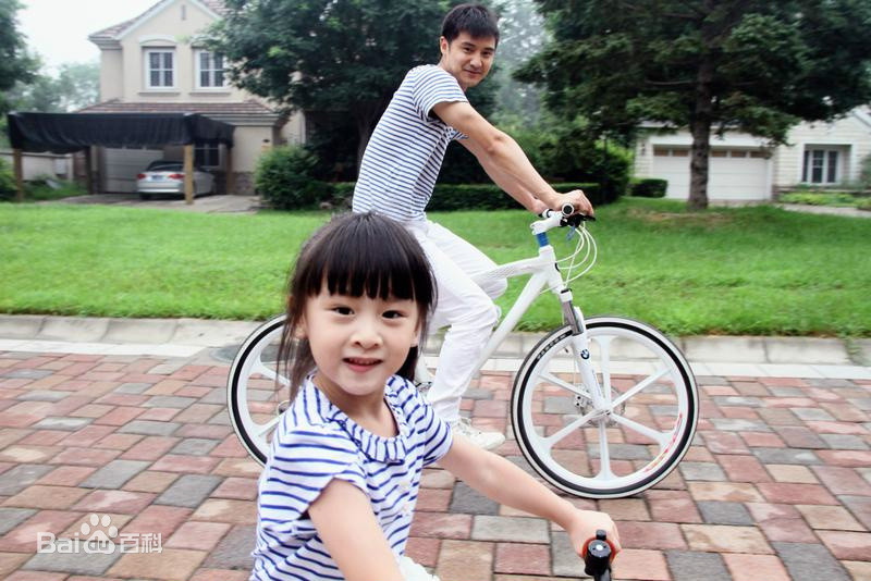《爸爸去哪儿》第一季中的嘉宾——前跳水运动员「田亮」 & 女儿「森碟」
